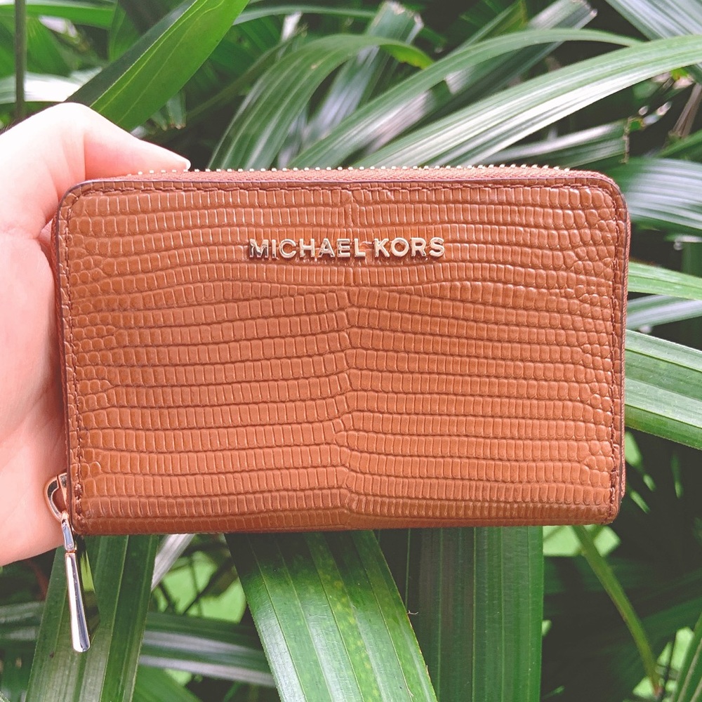 Micheal Kors wallet - Picture 1 of 16